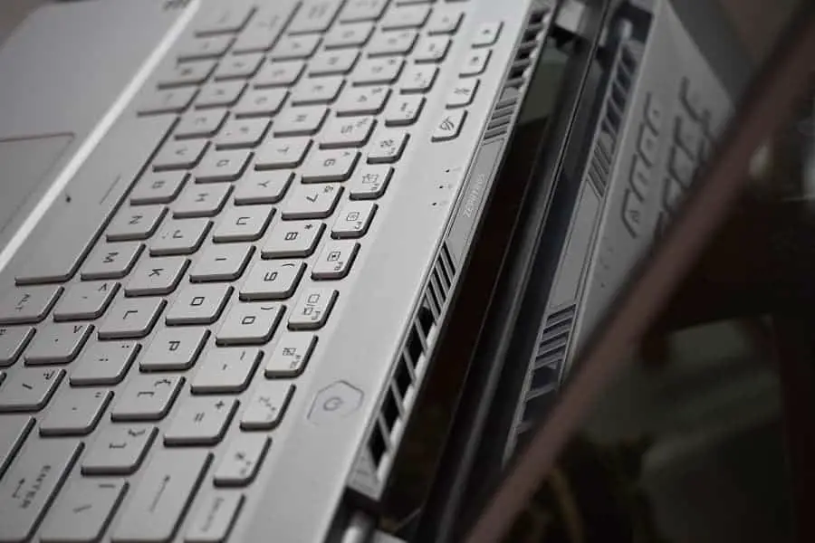 華碩ROG Zephyrus G14遊戲筆記本電腦上的散熱孔