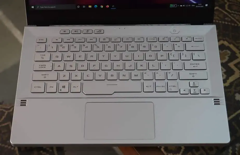 Zephyrus G14上的背光鍵盤和光滑的玻璃觸控板